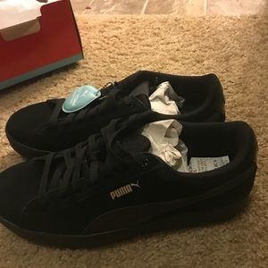 Black NWT pumas